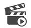 Černá jednoduchá ikona publikum v místnosti kino nebo video prezentaci konceptu. Design webu piktogram. Popisek na šedém pozadí vykreslen v ploché styl. Vektorové ilustrace logo pro vaše projekty Stock Vektor od ©FishCoolish